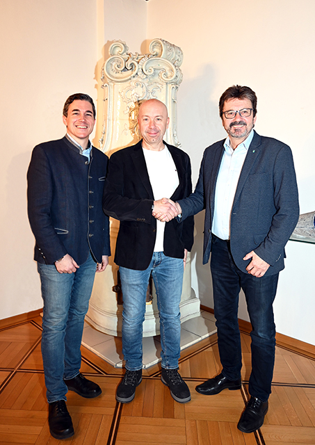 StADir. Matthias Pithan (l.) und Bgm. Gerhard Lentschig (r.) gratulieren Roland Surböck zur Übernahme der Leitungsfunktion der VHS Horn. Foto: Gabriele Hohenegger